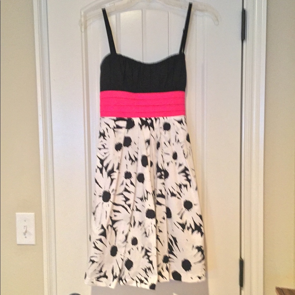 💥DONATE SOON 💥Black, white & pink sundress 💥